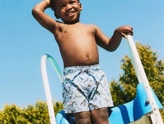 Dreng i lyseblå badeshorts fra Name it 13239792 mountain spring